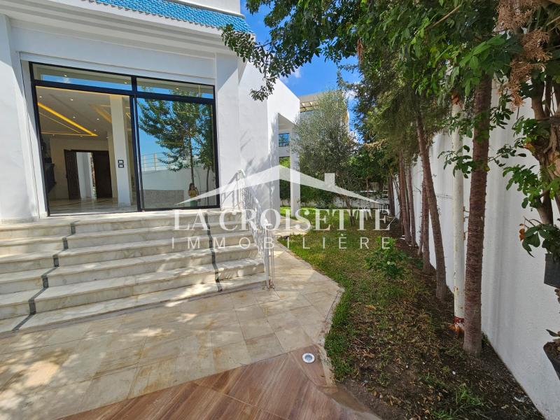 Villa S+11 avec piscine au Lac 1